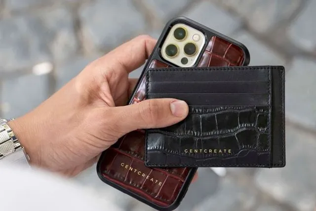 Aufgeklappte Bookstyle-Handytasche aus Leder in der Hand