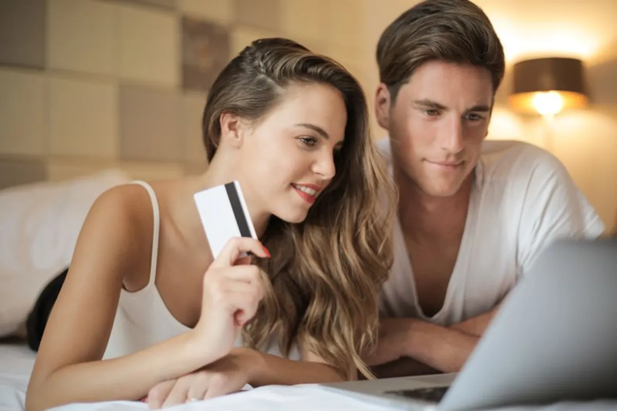 Paar beim Online-Shopping -- Smartphonetaschen bequem im Internet bestellen