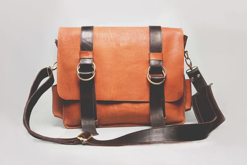 Leder-Accessoire mit Schulterriemen als stilvolle Handytasche