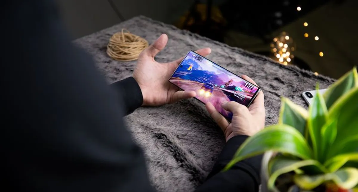 Smartphone in der Hand - intensive Nutzung beansprucht den Akku besonders stark