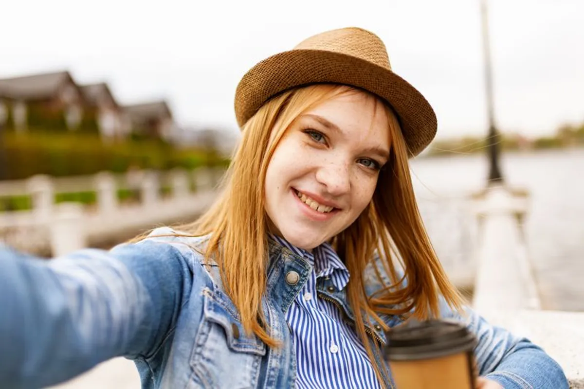 Junge Frau mit Smartphone -- Handytaschen als modisches Accessoire